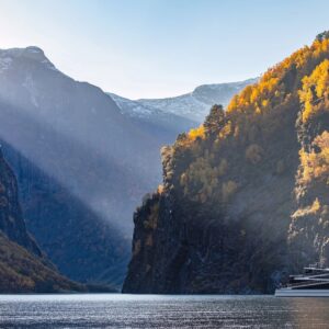 El Fiordo Naeroy - © Sverre Hjornevik - Norway's Best