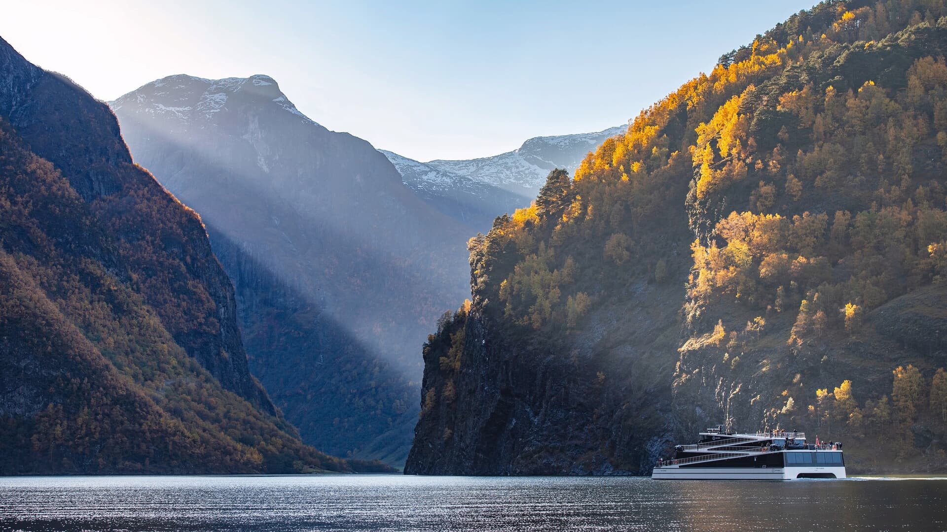 El Fiordo Naeroy - © Sverre Hjornevik - Norway's Best