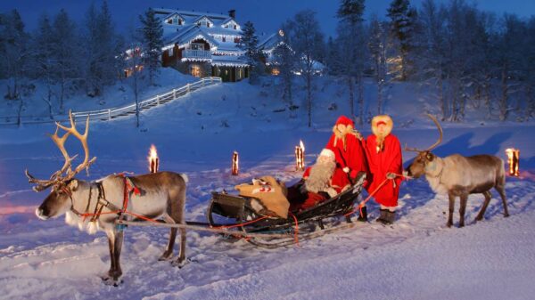 Papá Noel en su trineo delante de su casa en Laponia