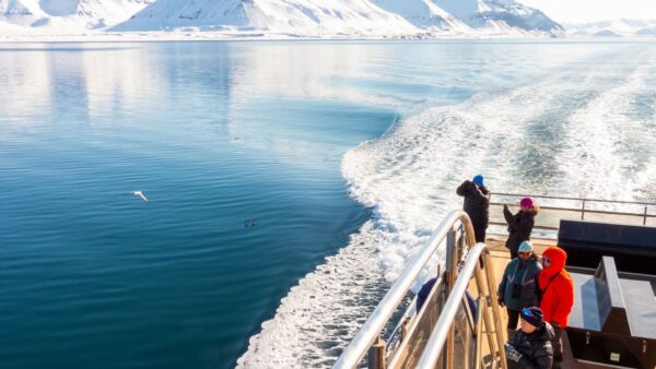 Catamarán en Billefjorden. © Håkon Daae Brensholm – Visit Svalbard