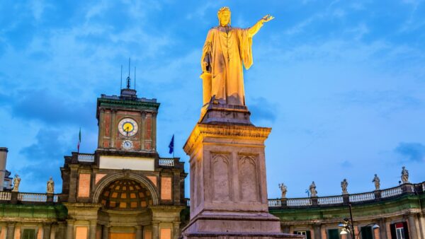 Monumento a Dante Alighieri en Nápoles