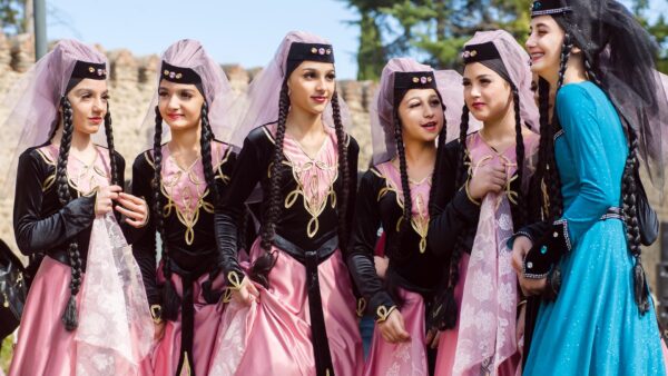 Chicas con trajes tradicionales en Telavi