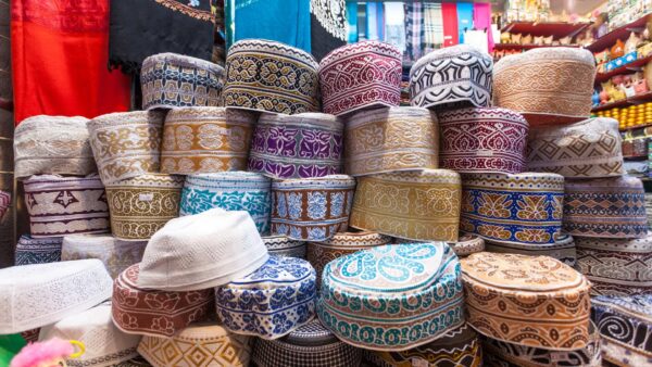 Sombreros típicos omaníes en el zoco